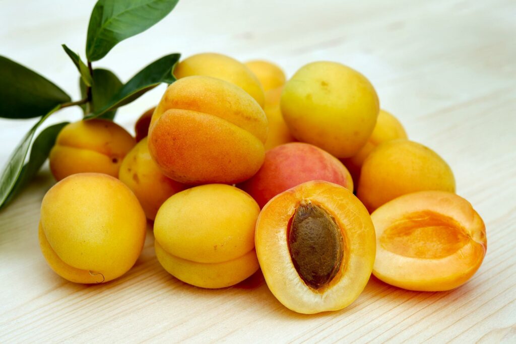 apricots-g4ecfefa79_1920-1024x683