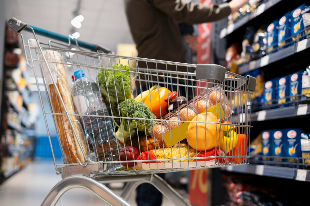 person-shopping-with-face-mask