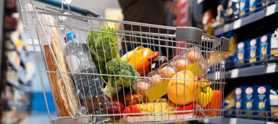 person-shopping-with-face-mask